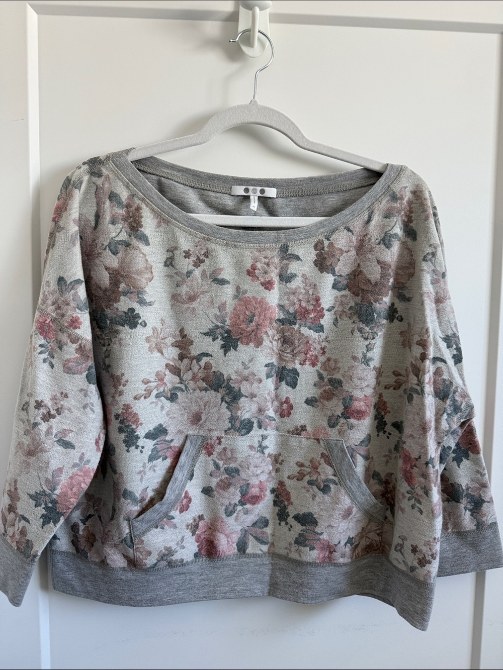 Three Dots Floral Scoop-Neck Pullover cropped Sweater - Grey, Pink, Green